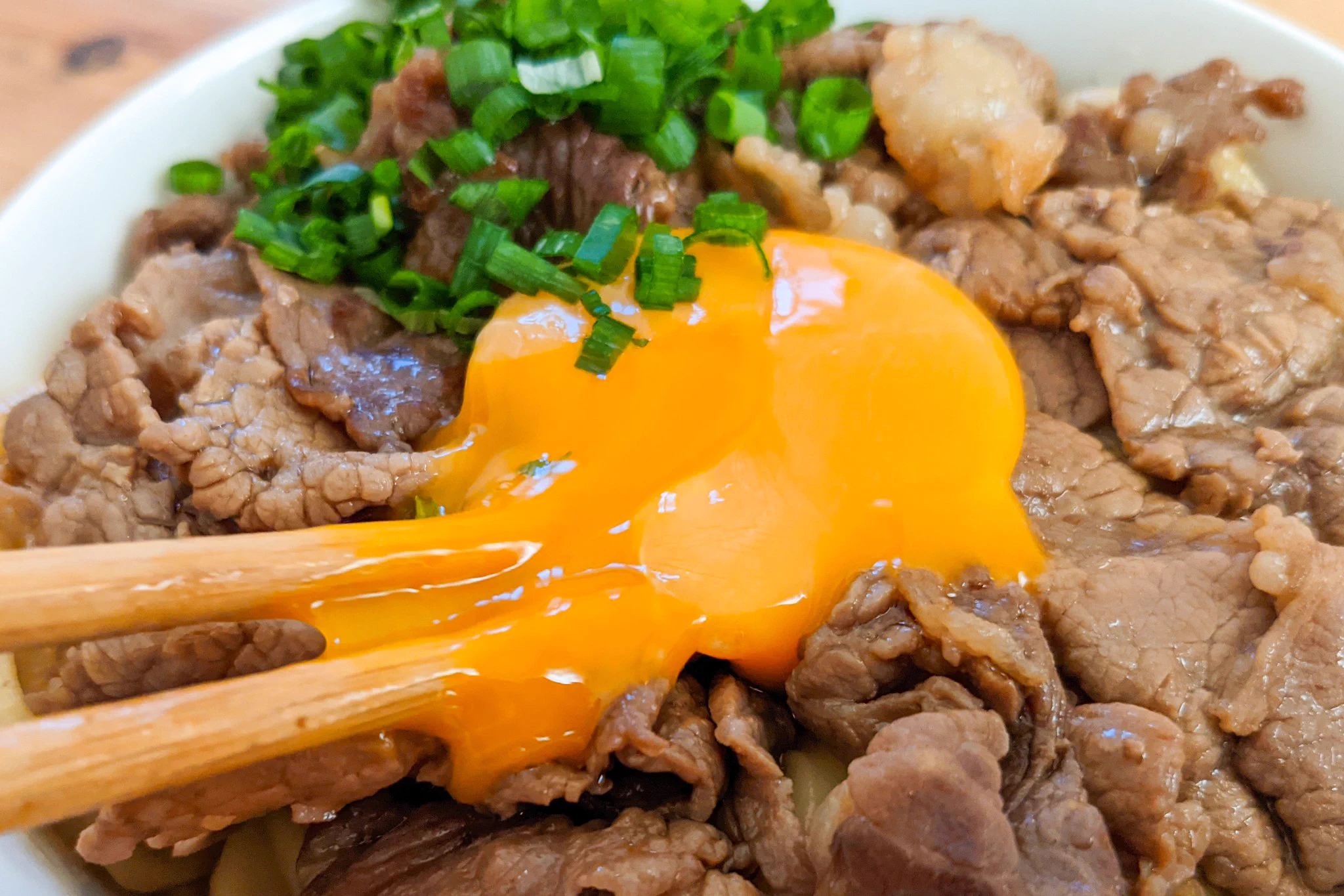 食べたときの満足感も大きそう！とっても美味しそうな、牛すき焼き風の「釜玉うどん」レシピ！