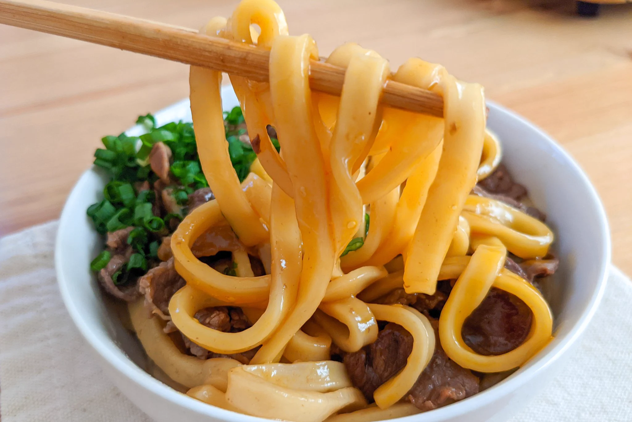 食べたときの満足感も大きそう！とっても美味しそうな、牛すき焼き風の「釜玉うどん」レシピ！
