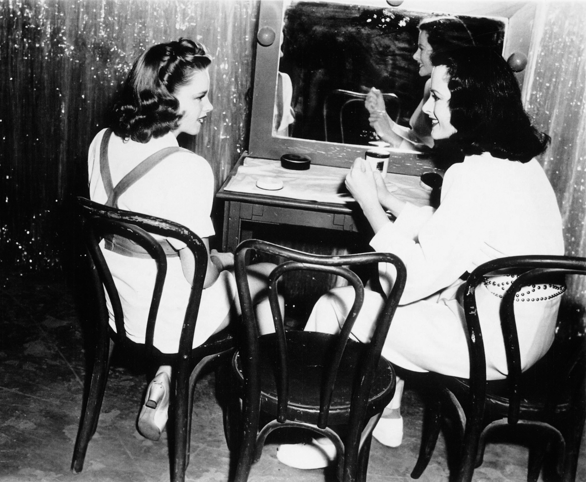 hedyarchive's tweet photo. Hedy Lamarr and Judy Garland on set of Ziegfeld Girl (1941) https://t.co/eHyvimIws7