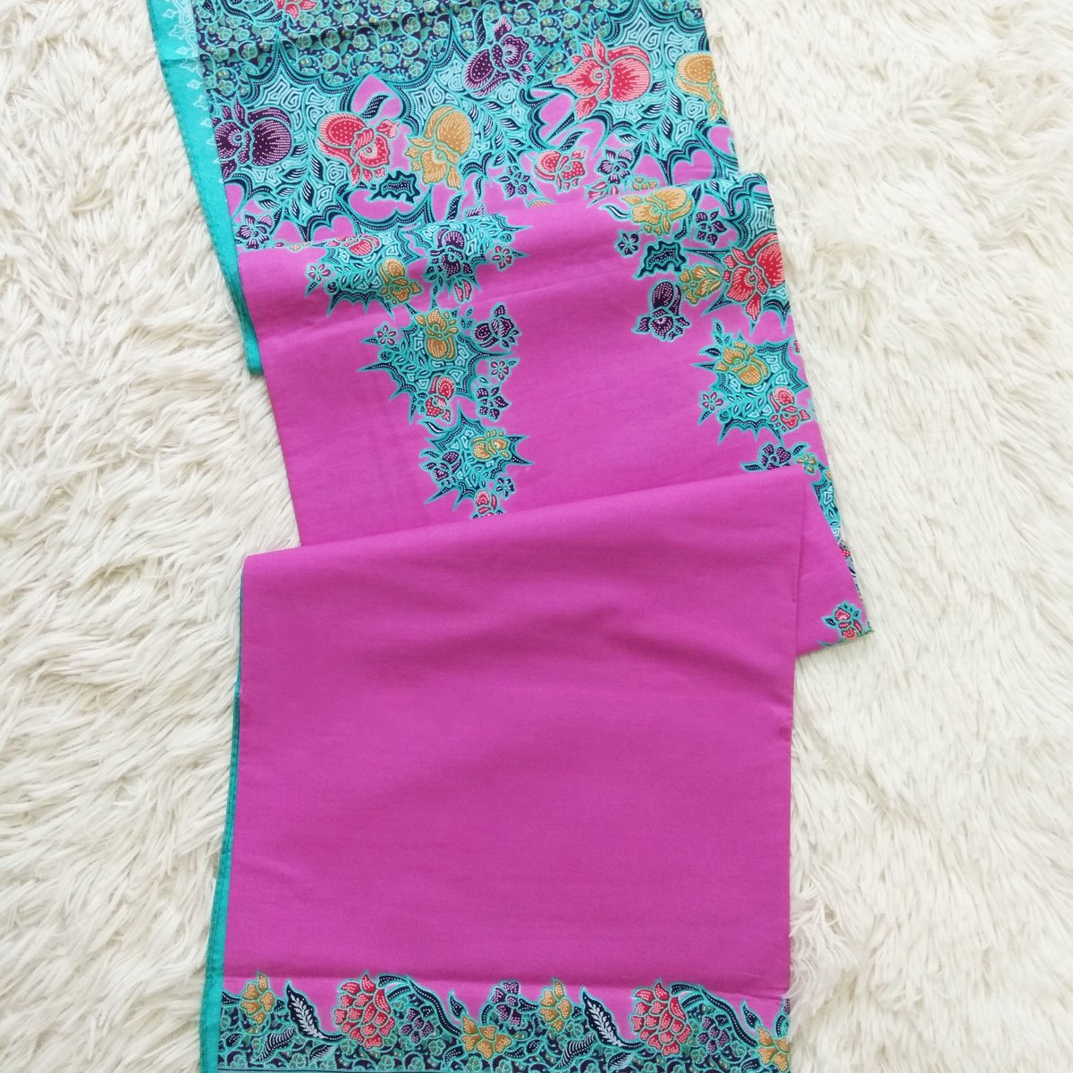 Morning lovelies!

Harini kita release #BatikKebaya terbaru 😍✨

Yang ni special sikit sebab ukuran besar 2.3m x 46". Tapi yang ni tak berjahit tau, so senang korang nak buat baju.
