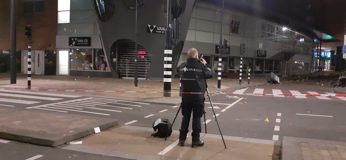 Klapperend afzetlint Coolsingel, er gilt een alarm uit een van de gebouwen, Forensische Opsporing komt aan voor onderzoek, veegwagens aan het werk.<a href="/RTV_Rijnmond/">Rijnmond</a>