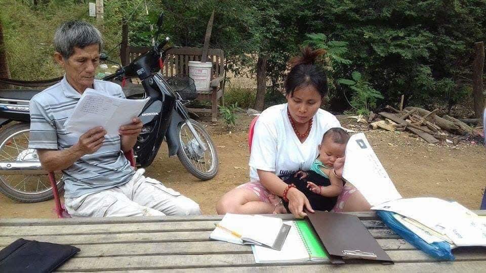 SengMengbunrong's tweet photo. Don't send her back! Lahn Thavry is former chief, Rusey Krok commune in Banteay Meanchey province. Yesterday #Thai police arrested her in #Aranyaprathet &amp; facing deportation, &amp; imprisonment. Thai immigration plans to violate her rights, force her back to #Cambodia. https://t.co/VUmfdF4smW