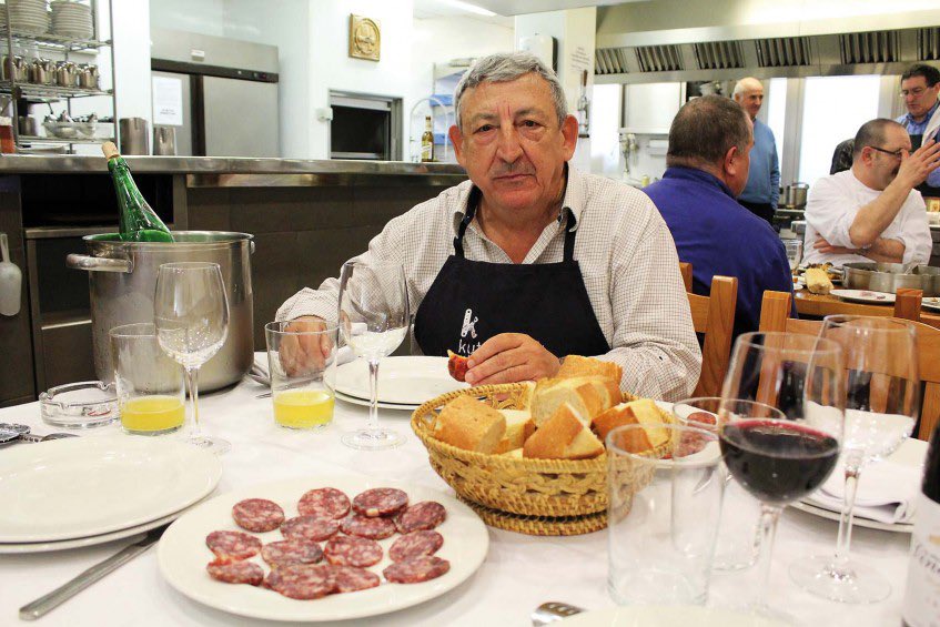 Juanmarimanero's tweet photo. ⚫️ Última hora
Fallece el cocinero José Juan Castillo 
D.E.P https://t.co/vcEQsoUC4P