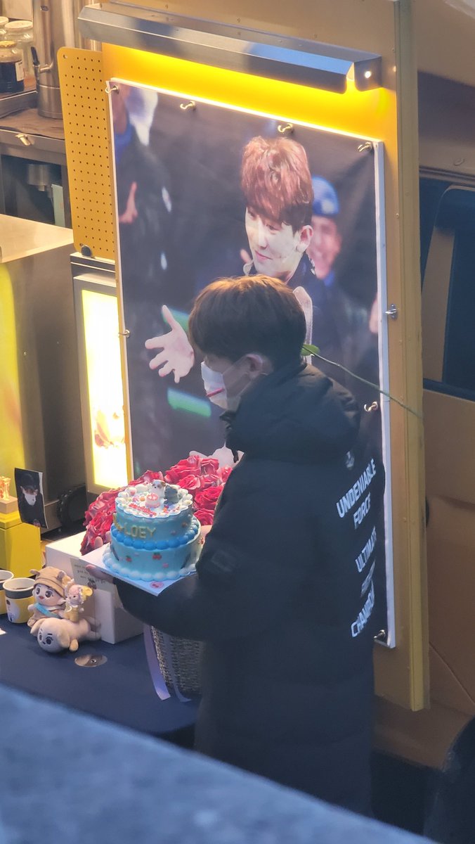__loveforu's tweet photo. 귀여미 꽃 꽂았네🥰
여라 그거 세상에 하나뿐인 장미야
원앤온리 울 왕자 꺼지. https://t.co/myPufV6dbJ