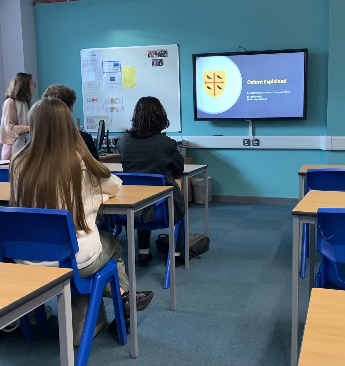 NieperSixthForm's tweet photo. A busy week at DNA Sixth Form this week including visits from @UniofOxford and our first trip of the year exploring university options. https://t.co/cBZsZHa2TR