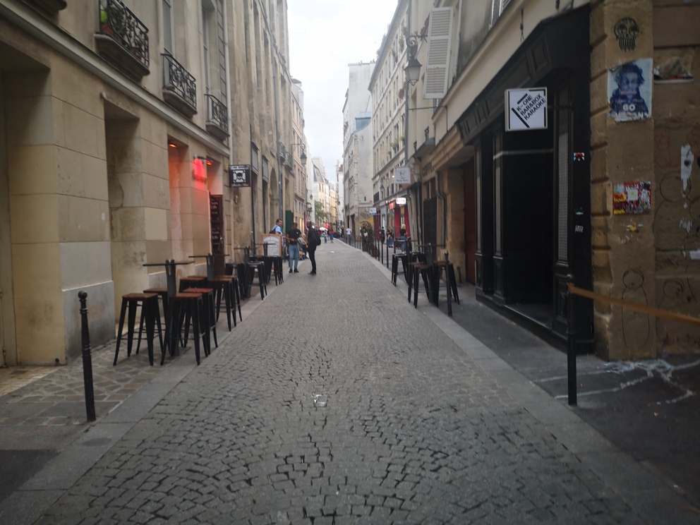 NousQuincampoix's tweet photo. #RueQuincampoix Les Bars #Demory et #Barberrousse ont privatisé des poteaux publics (devenant des cendriers en journée) et créé d'importantes nuisances la nuit : IMPOSSIBLE qu'ils obtiennent des autorisations de terrasses ! 😡 @cdqhbm @Parisjecoute @ArielWeilT @DorineBregman https://t.co/7vIir8vHkO