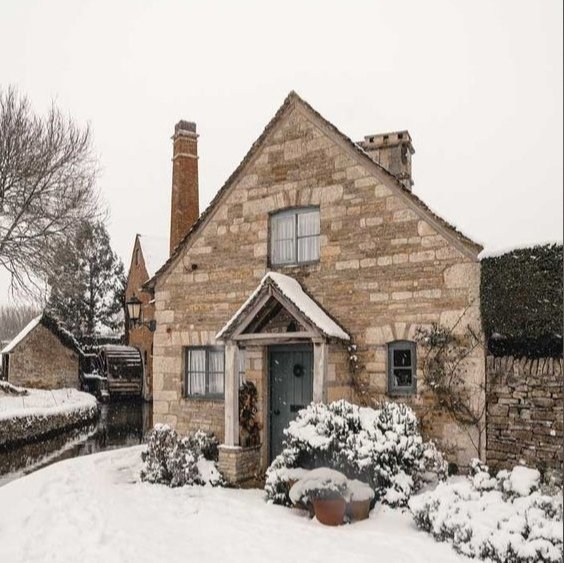 доброе зимнее, милые!! 🌨️
наверное, в такой ноябрьский день не очень-то хочется вылазить из кровати, но надо :(((( так что, умывайтесь, завтракайте, пейте утренние лекарства и хорошего вторника 🥺.
