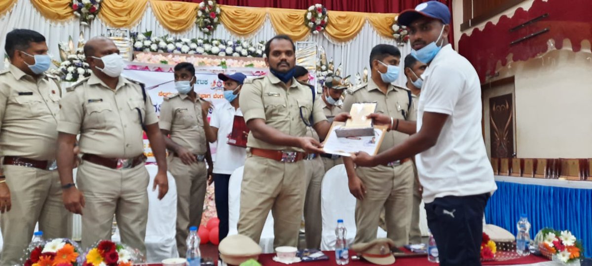 ನಾಗರೀಕ ಬಂದೂಕು ತರಭೇತಿ ಶಿಬಿರ: 
ನೆಲಮಂಗಲ ಉಪ ವಿಭಾಗದ ವಿ.ವಿ.ಎಸ್. ಕನ್ವೆನ್ ಷನ್ ಹಾಲ್ ನಲ್ಲಿ ನಾಗರೀಕ ಬಂದೂಕು ತರಭೇತಿ ಶಿಬಿರ ಸಮಾರೋಪ ಸಮಾರಂಭಕ್ಕೆ <a href="/bngdistpol/">SP Bengaluru District Police</a>, <a href="/aSP_BNGrural/">Lakshmi Ganesh K. IPS</a>, ಹಾಗೂ ಪೊಲೀಸ್ ಅಧಿಕಾರಿಗಳು ಸಮಾರಂಭದಲ್ಲಿ ಭಾಗವಹಿಸಿದ್ದು, ತರಭೇತಿ ಹೊಂದಿದ ನಾಗರೀಕರಿಗೆ ಪ್ರಮಾಣಪತ್ರವನ್ನು ವಿತರಣೆ ಮಾಡಿರುತ್ತಾರೆ.
<a href="/IgpRange/">IGP Central Range</a>