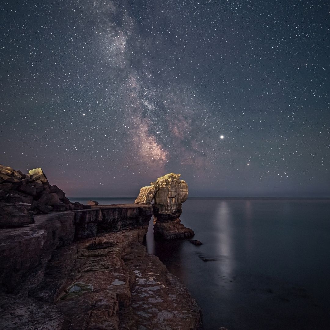 helpandkindness's tweet photo. RT:  @DorsetCouncilUK Did you know that Douglas Adams was living in #Stalbridge when he wrote part of the comedy fiction series 'The Hitchhikers Guide to the Galaxy' 🌌 📍 - Pulpit Rock, Portland https://t.co/qFaFiJ62MN https://t.co/9n4PsgwYXU