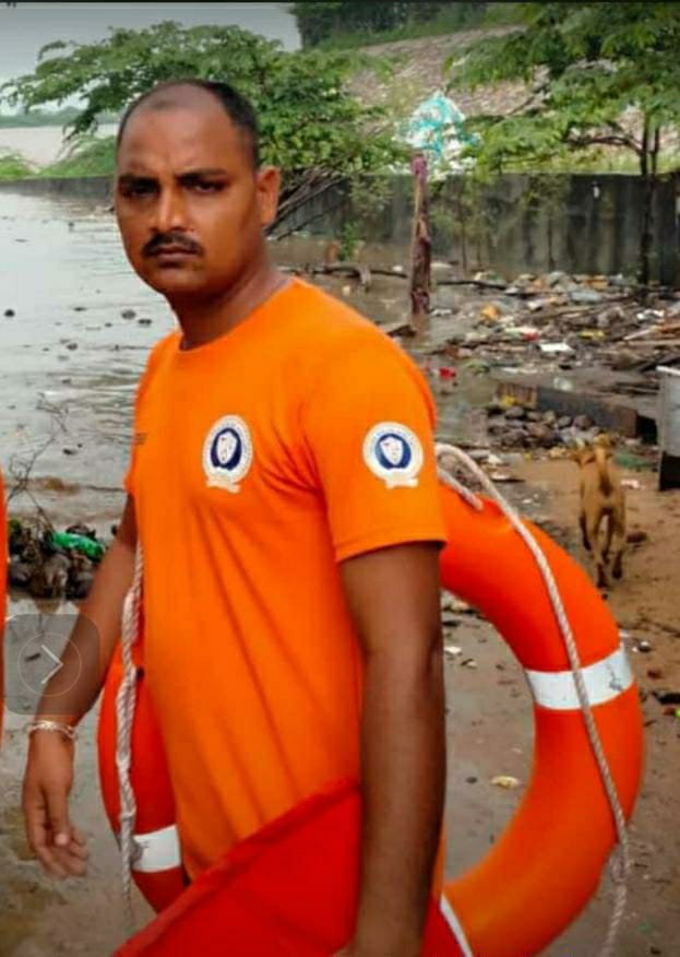 APPOLICE100's tweet photo. #APPolice constable sacrifices his life in the service of people:
Kella Srinivasa Rao, PC 5th Bn #SDRF of #Vizianagaram drowned&amp;succumbed today at 8.30 am at Damaramadugu(V), Buchhireddy Palem(M), #Nellore District in a rescue operation to save the villagers stranded in floods. https://t.co/n17wlBsENE