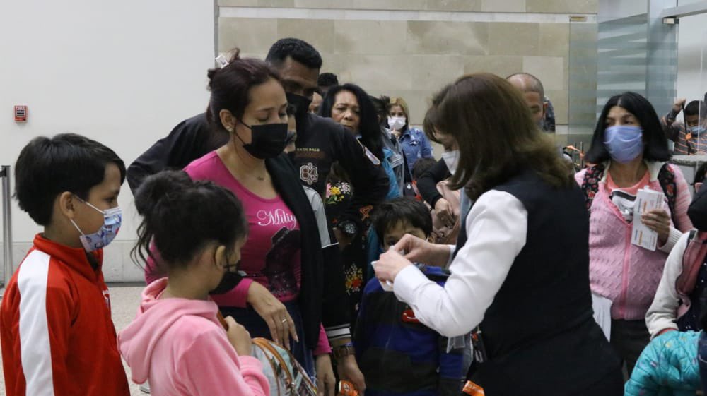 90 connacionales regresan a casa desde Ecuador, gracias al empeño del Presidente @nicolasmaduro y al esfuerzo conjunto de diversas instituciones del Estado. Seguimos fortaleciendo #VueltaALaPatria, un plan que apuesta al país, al abrazo y al reencuentro iBienvenidos! 🇪🇨🛬🇻🇪