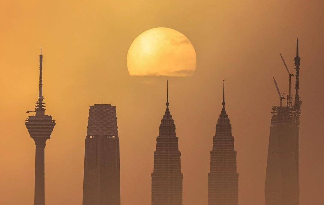 SphereMY_'s tweet photo. Malaysia's iconic towers all in one picture 😳

IG 📸: bijim_ https://t.co/ZELxhwCQIg