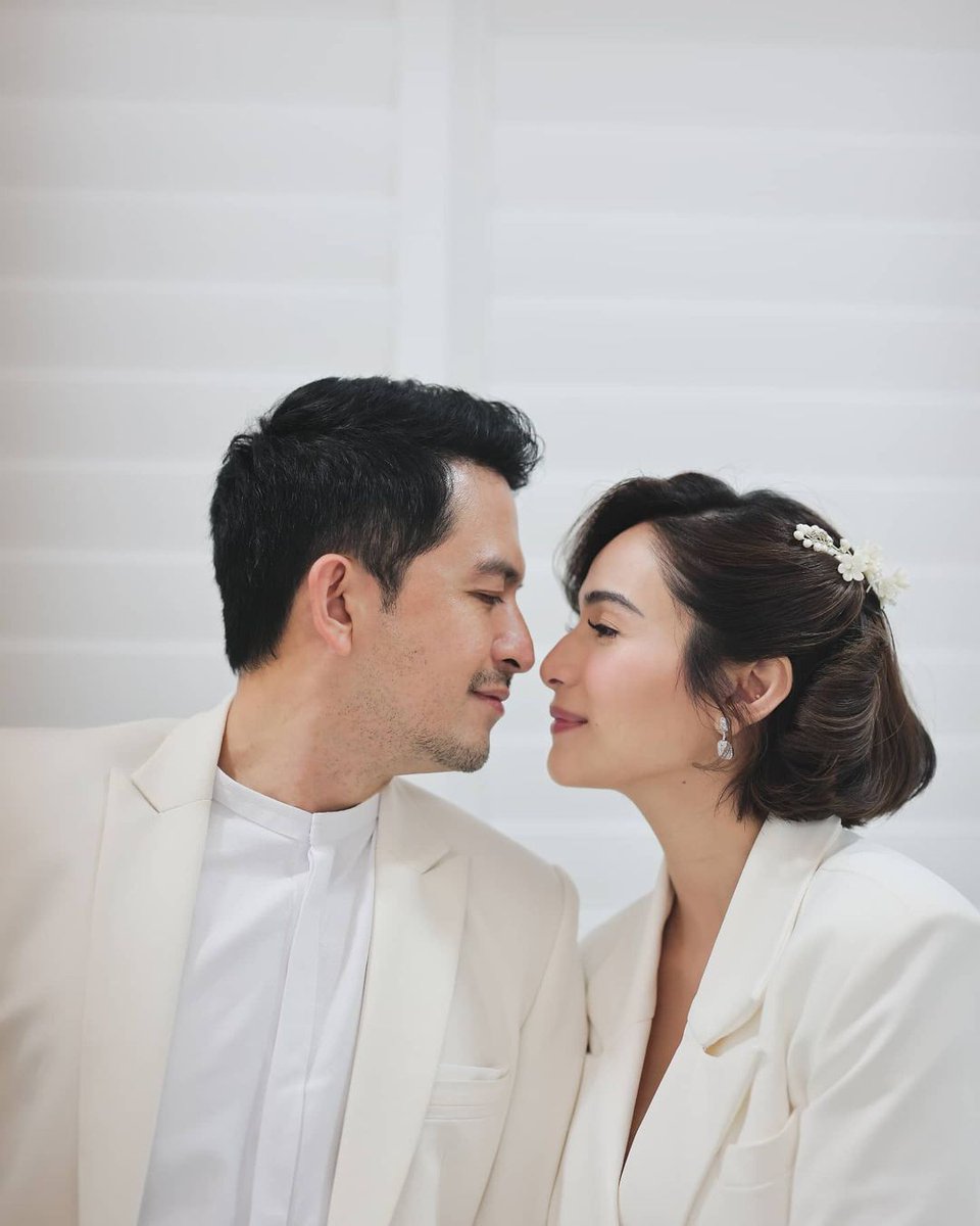 News5PH's tweet photo. AND IT'S OFFICIAL! 👩‍❤️‍👨

Ikinasal na ang celebrity couple na sina Dennis Trillo at Jennylyn Mercado. Congratulations!

📷: Pat Dy/Instagram https://t.co/2MG26DWoUR
