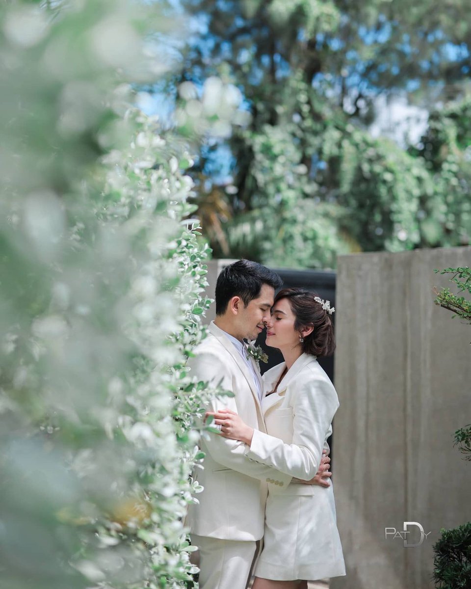 AND IT'S OFFICIAL! 👩‍❤️‍👨

Ikinasal na ang celebrity couple na sina Dennis Trillo at Jennylyn Mercado. Congratulations!

📷: Pat Dy/Instagram