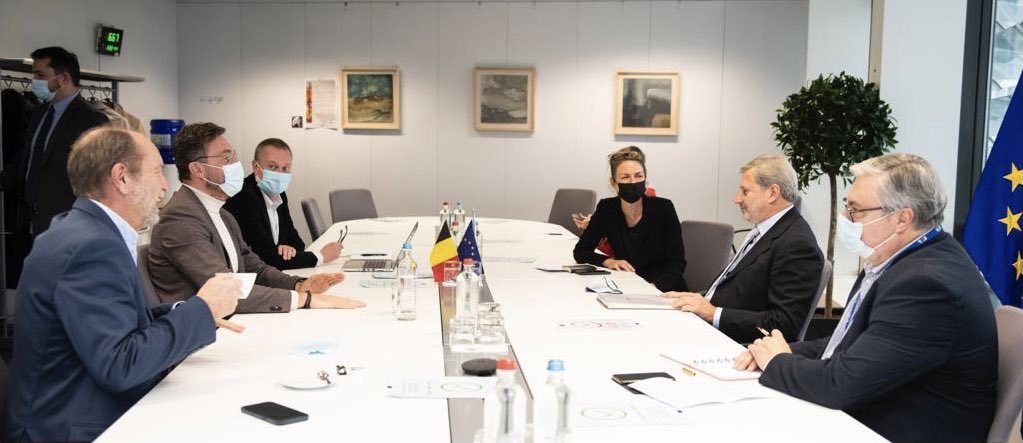 Johannes Hahn (@jhahneu) on Twitter photo Glad to have met <a href="/SmetPascal/">Pascal Smet</a> and <a href="/aphutch/">Alain Hutchinson</a> today for our continuous dialogue on the future urban vision for the #EuropeanQuarter.
All this in the spirit of the #NewEuropeanBauhaus and the #EuropeanGreenDeal. 🇧🇪🇪🇺✅ #Brusselsregion Glad to have met <a href="/SmetPascal/">Pascal Smet</a> and <a href="/aphutch/">Alain Hutchinson</a> today for our continuous dialogue on the future urban vision for the #EuropeanQuarter.
All this in the spirit of the #NewEuropeanBauhaus and the #EuropeanGreenDeal. 🇧🇪🇪🇺✅ #Brusselsregion