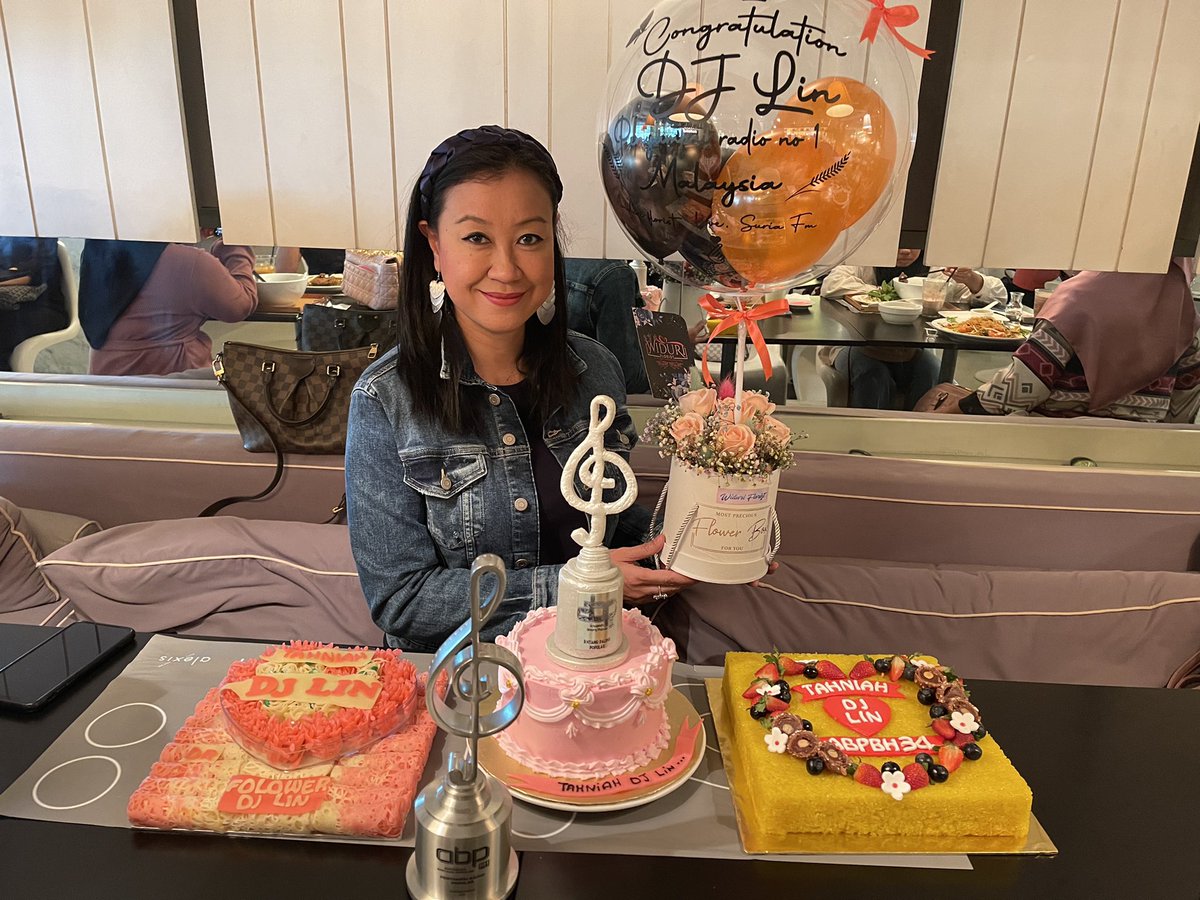 djlinsuriacinta's tweet photo. Kejutan daripada AJK Fan Club #djlinfollowers sempena Kemenangan #djlin utk #penyampairadiopopular @abpbh 2021 😘✌🏻❤️Terimakasih semua🥰semoga silaturrahim kita berpanjangan & berkekalan🤲💋#djlinmenanganugerah https://t.co/qYWJbo5Klh