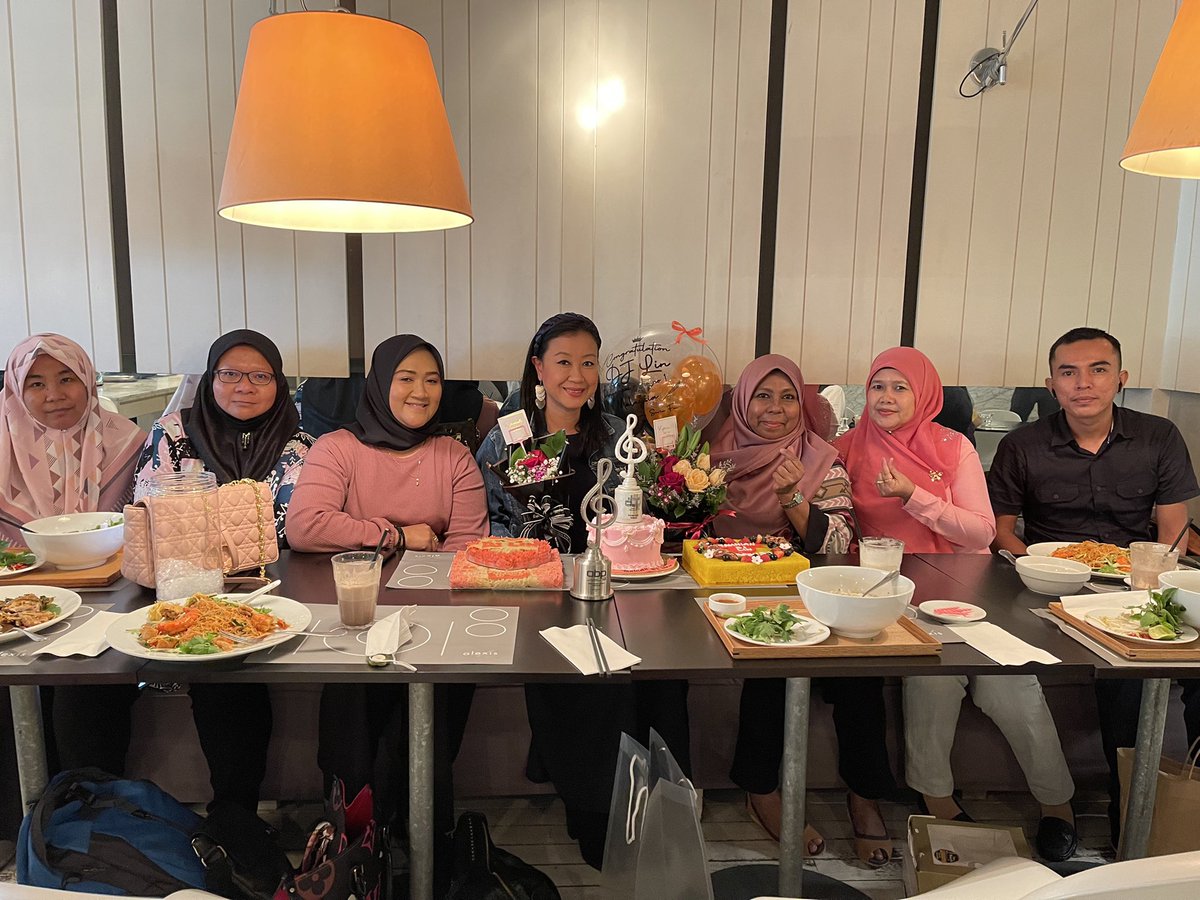 djlinsuriacinta's tweet photo. Kejutan daripada AJK Fan Club #djlinfollowers sempena Kemenangan #djlin utk #penyampairadiopopular @abpbh 2021 😘✌🏻❤️Terimakasih semua🥰semoga silaturrahim kita berpanjangan & berkekalan🤲💋#djlinmenanganugerah https://t.co/qYWJbo5Klh