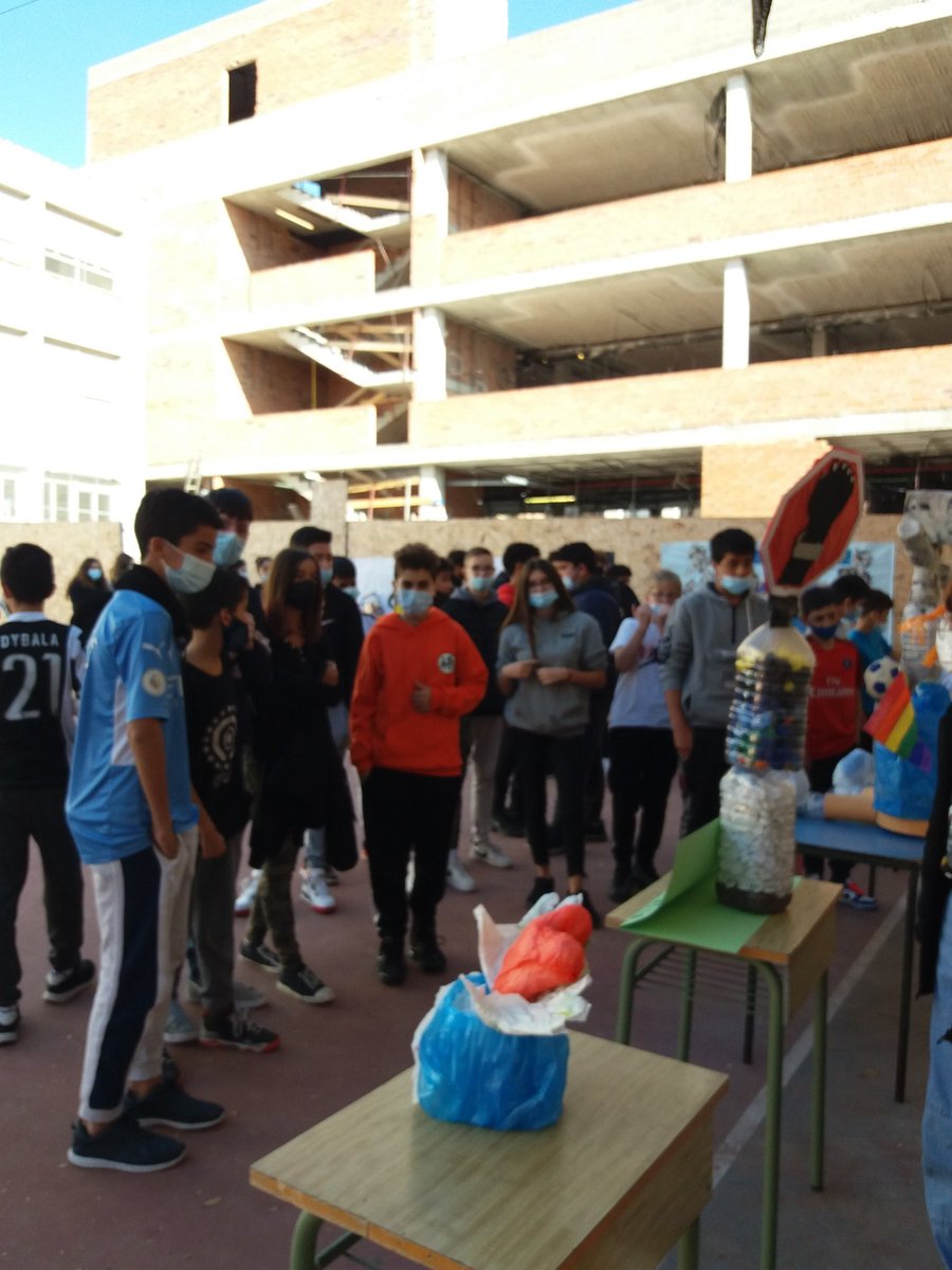 mlope394's tweet photo. L'alumnat de @EscolaRamonPont reflexiona sobre la importància d'assolir  #FactorODS i la relació amb #DretsInfants. Artistes del futur han creat murals i escultures amb material reciclat per  commemorar #20N.
Gràcies @unicef_cat https://t.co/8cU2TzDwEV