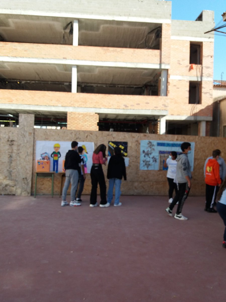 mlope394's tweet photo. L'alumnat de @EscolaRamonPont reflexiona sobre la importància d'assolir  #FactorODS i la relació amb #DretsInfants. Artistes del futur han creat murals i escultures amb material reciclat per  commemorar #20N.
Gràcies @unicef_cat https://t.co/8cU2TzDwEV