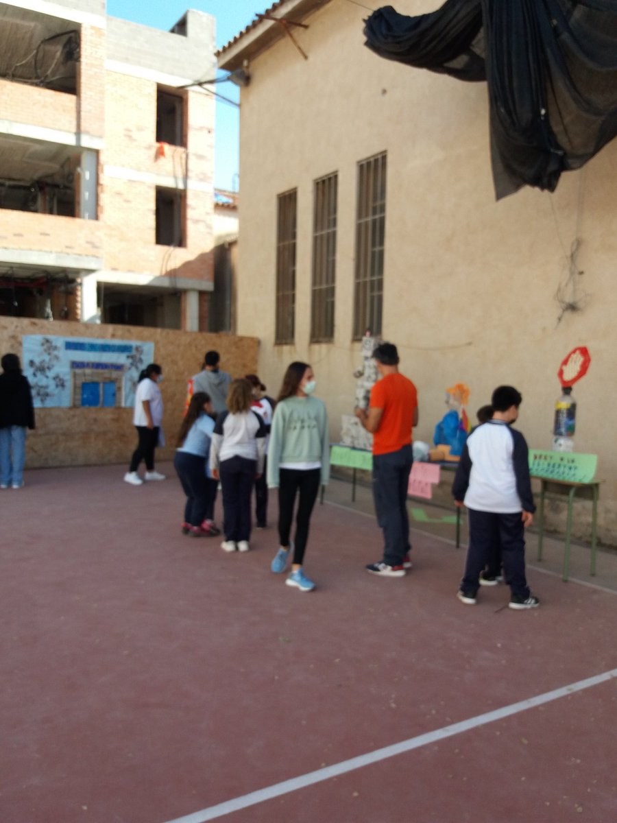 mlope394's tweet photo. L'alumnat de @EscolaRamonPont reflexiona sobre la importància d'assolir  #FactorODS i la relació amb #DretsInfants. Artistes del futur han creat murals i escultures amb material reciclat per  commemorar #20N.
Gràcies @unicef_cat https://t.co/8cU2TzDwEV