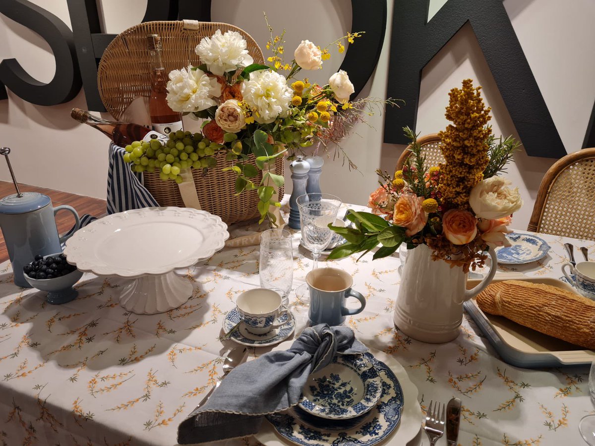 annieraman's tweet photo. 🍽🌹Learning how to creat beautiful table scales at the #BespokeChallenge Master Class with @SamsungSA @NaqiyahMayat / @decorexSA / @LeCreusetSA 🎪  We’re out at @DQ_Jozi, Fourways #MySamsungBespoke 

#interiordesign #homemakeover #samsung https://t.co/lZWC0i7sl2