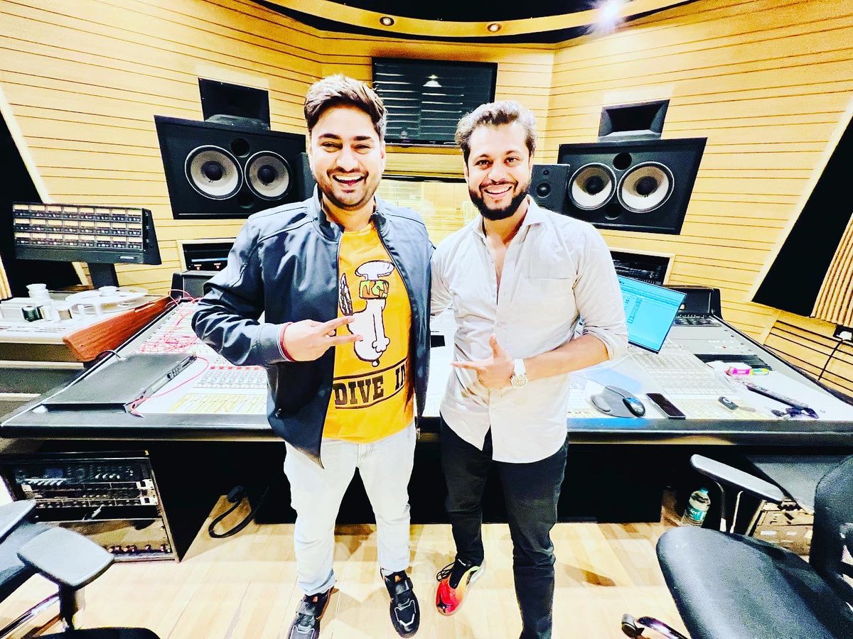 Work Mode👨🏻‍🎤
#Playbacksinger #amitmishra #amitmishrasinger #music #workmode #aamirsheikh #krishnastudio #song #studiosession #teamwork