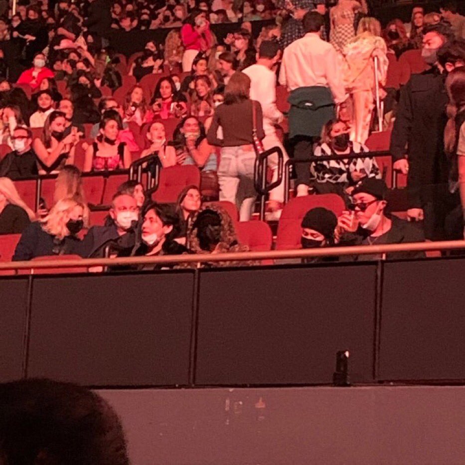 niallxholland's tweet photo. ARIANA, BILLIE, SELENA Y BTS EN EL CONCIERTO DE HARRY. UN CLARO EJEMPLO DE QUE TODO EL MUNDO AMA A HARRY STYLES, HERMANAS ESTAMOS EN EL LADO CORRECTOO https://t.co/xwvYV6Sqq5