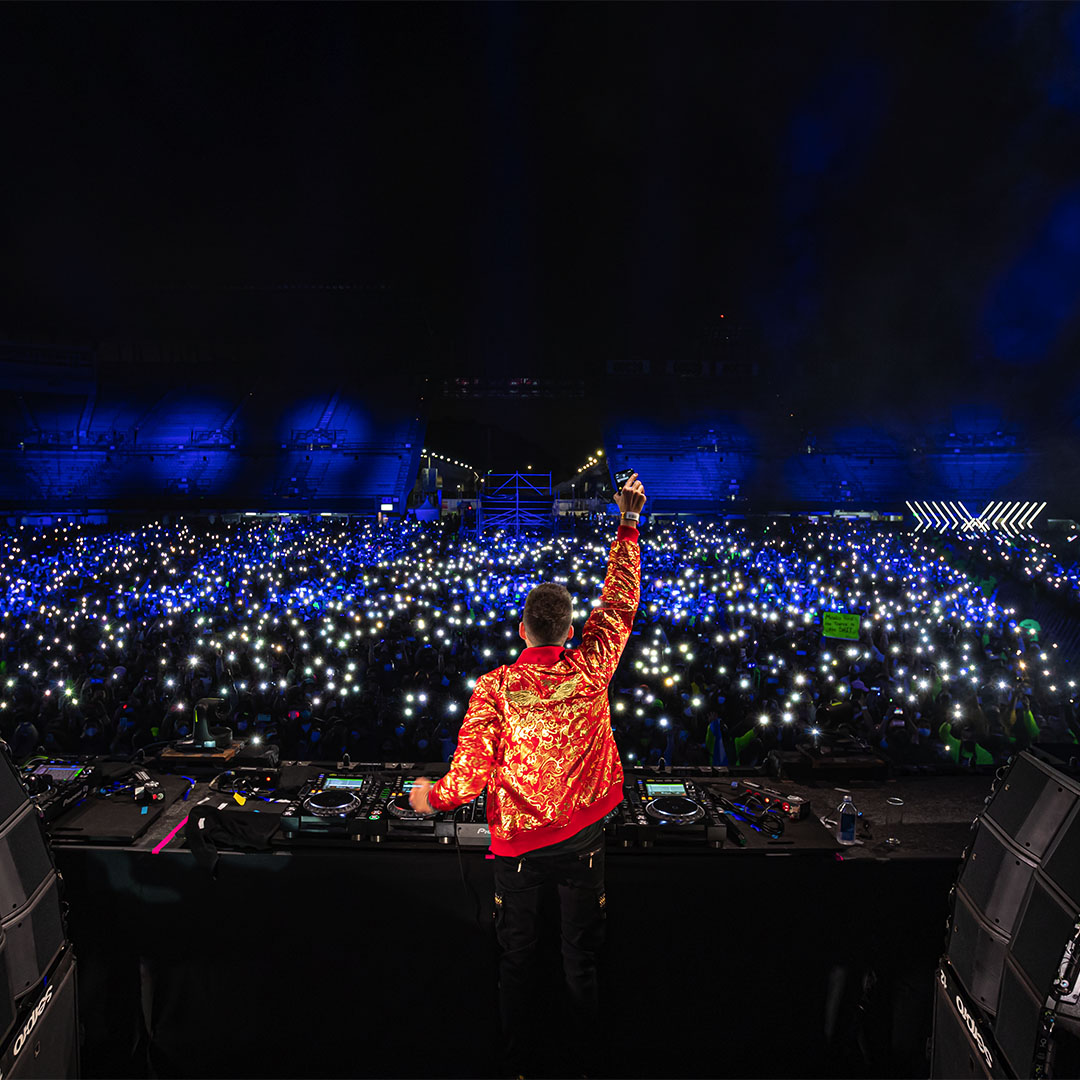 asot's tweet photo. Our guys behind the decks are delivering some massive tunes out here and the Mexican crowd sure knows how to party! 🇲🇽 Let's keep this energy going! 💥
#ASOT1000 #ASOTMEX https://t.co/jkfwEwOOy3