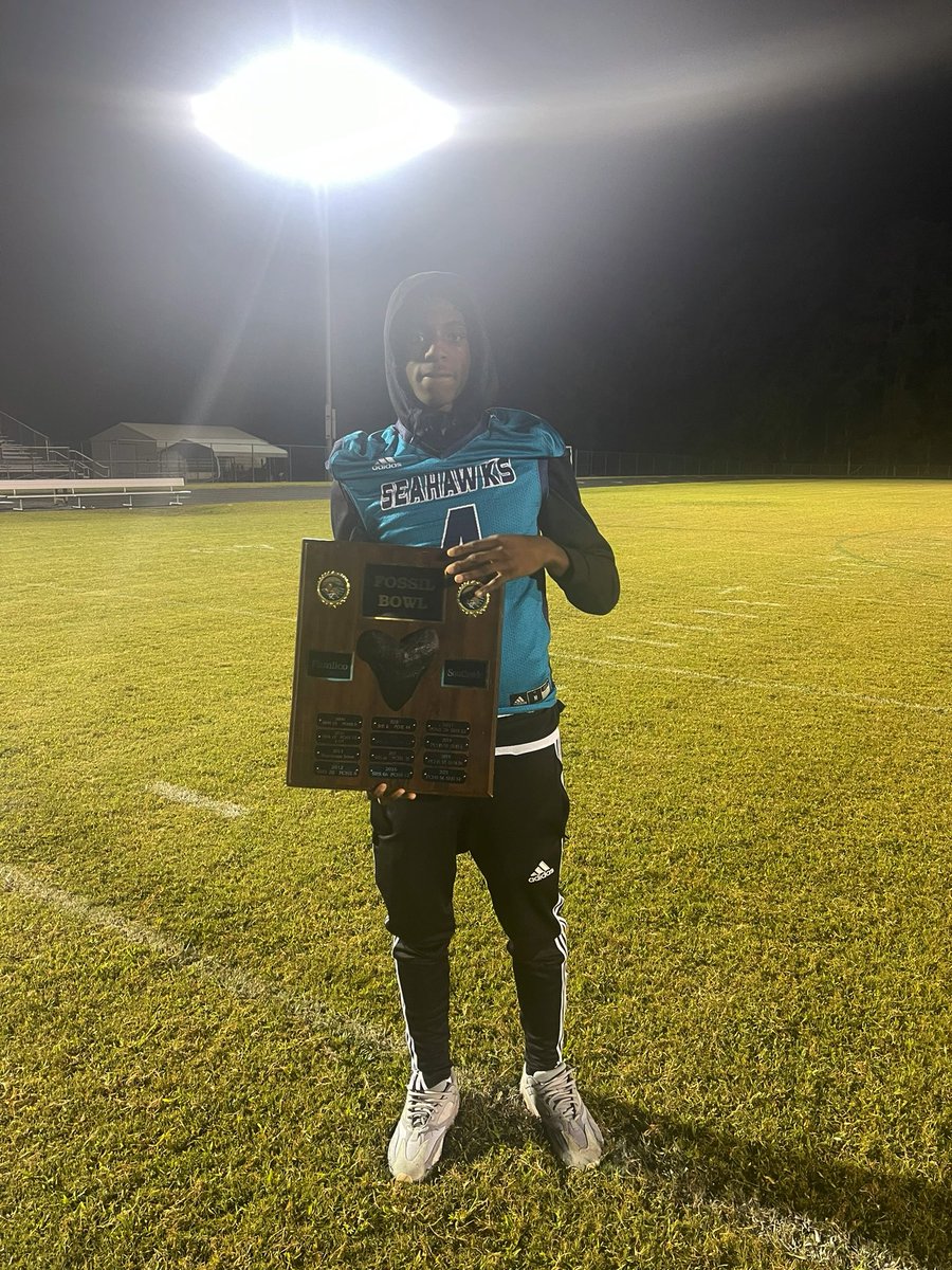 Brando4six's tweet photo. I left my heart on the field tonight in the 3rd round. I could not ask for a better senior season. I hope to continue playing ball somewhere else but until then… #4 out 🤞🏾🖤 (11-2) https://t.co/RGhwNxtQhf