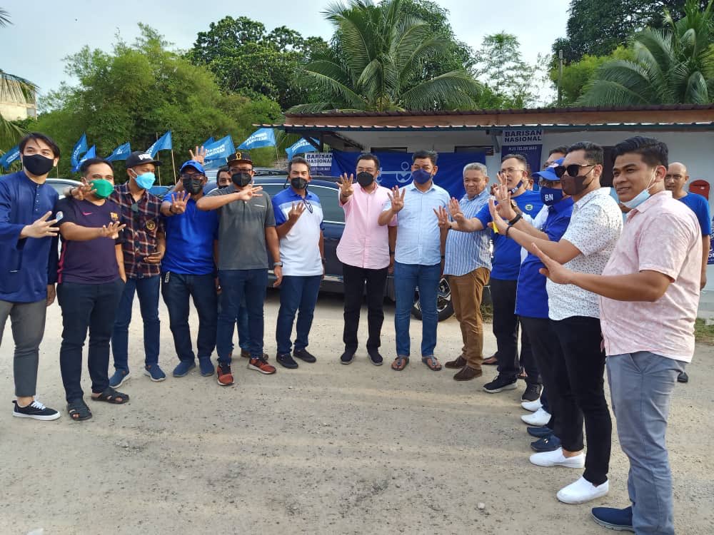 AzrilSarit's tweet photo. Kempen dengan Bossku @NajibRazak di Melaka di #TelokMas. InsyaAllah, #MelakaMemangkah akan #UndiBN dalam #PRNMelaka2021 kali ini. https://t.co/QbRZz6VINb