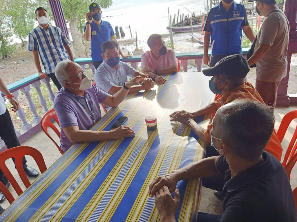 AzrilSarit's tweet photo. Kempen dengan Bossku @NajibRazak di Melaka di #TelokMas. InsyaAllah, #MelakaMemangkah akan #UndiBN dalam #PRNMelaka2021 kali ini. https://t.co/QbRZz6VINb