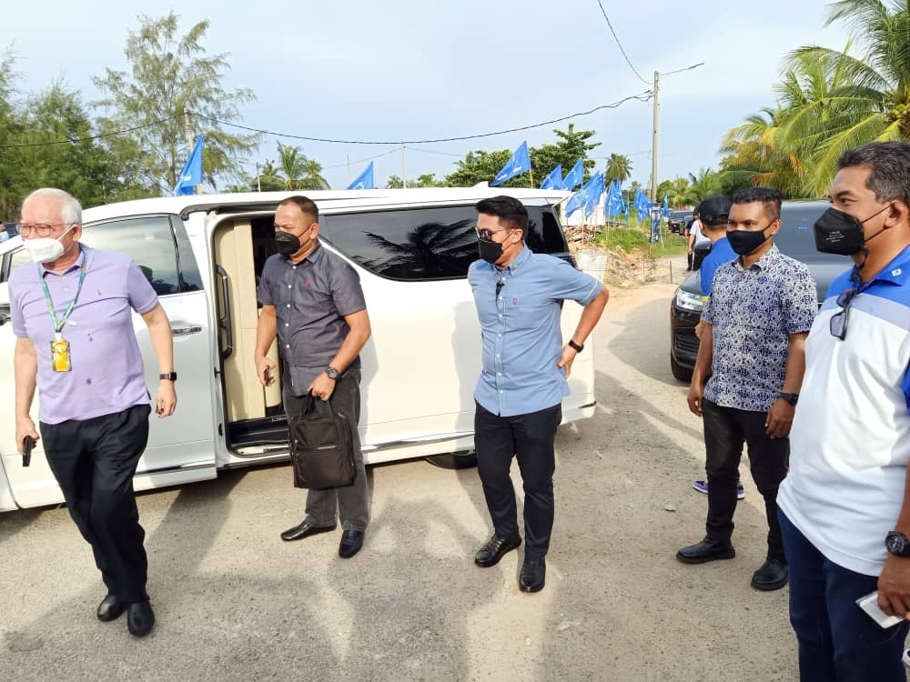AzrilSarit's tweet photo. Kempen dengan Bossku @NajibRazak di Melaka di #TelokMas. InsyaAllah, #MelakaMemangkah akan #UndiBN dalam #PRNMelaka2021 kali ini. https://t.co/QbRZz6VINb