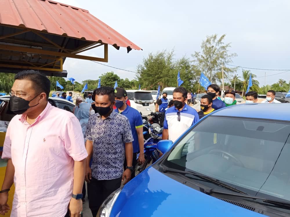 AzrilSarit's tweet photo. Kempen dengan Bossku @NajibRazak di Melaka di #TelokMas. InsyaAllah, #MelakaMemangkah akan #UndiBN dalam #PRNMelaka2021 kali ini. https://t.co/QbRZz6VINb