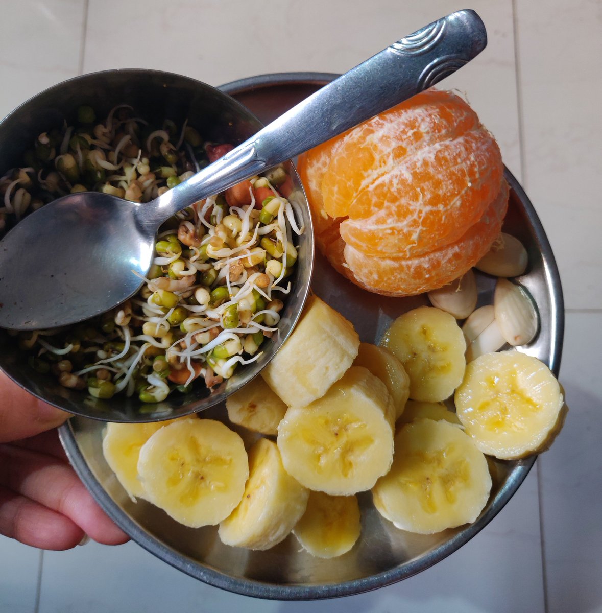 arian_earthling's tweet photo. 1. When mom is in-charge of breakfast
2. When dad is in-charge of breakfast https://t.co/rAHwrC2SUZ