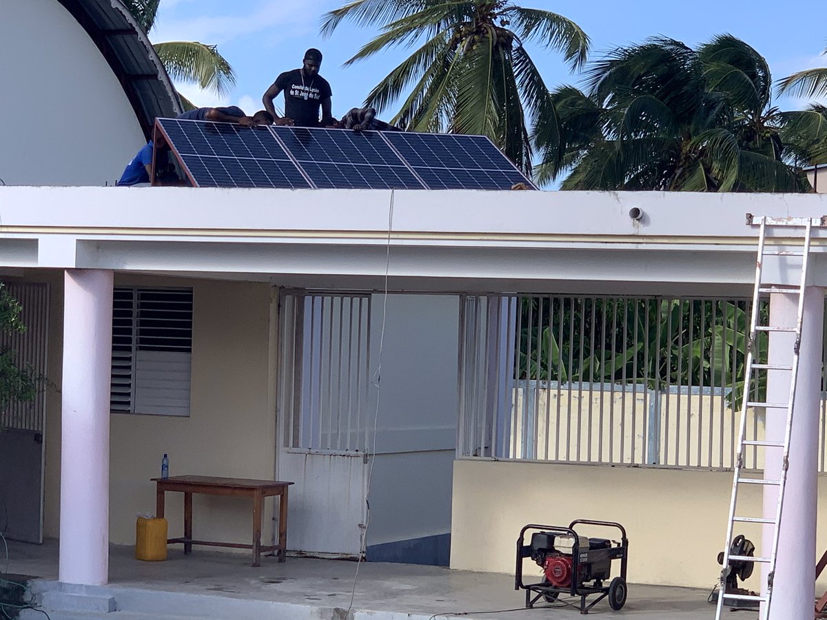 CGuyEtienne's tweet photo. Merci aux sponsors @solutioniphaiti, Green Energy, Techware, Matélec, BAGScol, qui ont permis #CattsPressoir d’équiper le #LycéeStJeanduSud d’énergie solaire, de matériel numérique intelligent et d’un accès internet par fibre optique @Frantzduval @nesmymanigat @TeacherPrize https://t.co/gglEjG2sD3