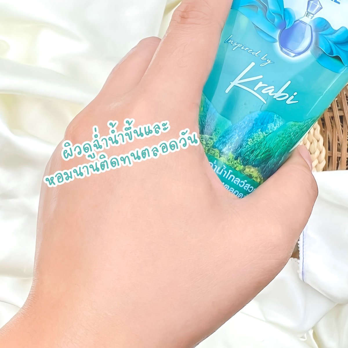 บอกต่อซิตร้าไทย ออร่า เจลน้ำหอมบำรุงผิว เนื้อเจลใส ซึมง่าย ไม่เหนียวเนอะหนะ แต่คงความชุ่มชื้นได้ยาวนานถึง 12 ชั่วโมง!! แถมกลิ่นก็หอมติดผิวสุดๆเลิฟมาก❤️ยิ่งตอนนี้วัตสันมีโปร Winter buffet 3ชิ้น/เพียง 299 บาทเอง ราคาคุ้มเกินต้านมากแกร๊ร เกียมพุ่งตัวไปตำด่วนๆเลย  #รีวิววัตสัน