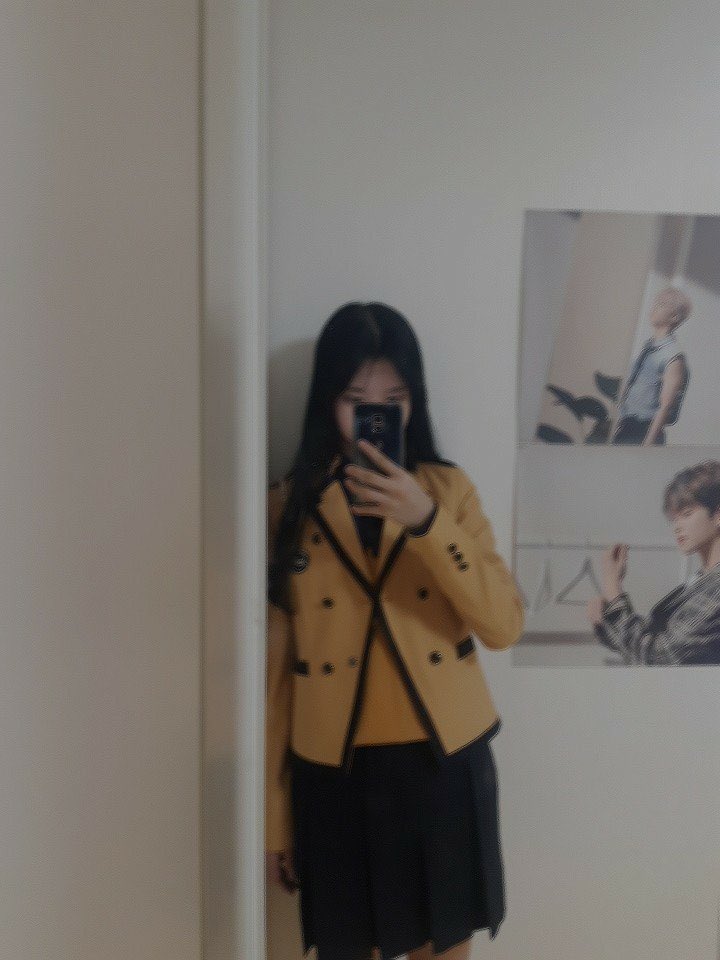 kp_dayeon's tweet photo. hey dayeon, your friend (suyeon) and moonbin's (in the poster) sister are in the same group now.. 🤭 https://t.co/QNBcQkix7k