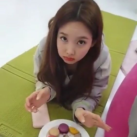 nayeon thinker #FormulaOfLove tweet media