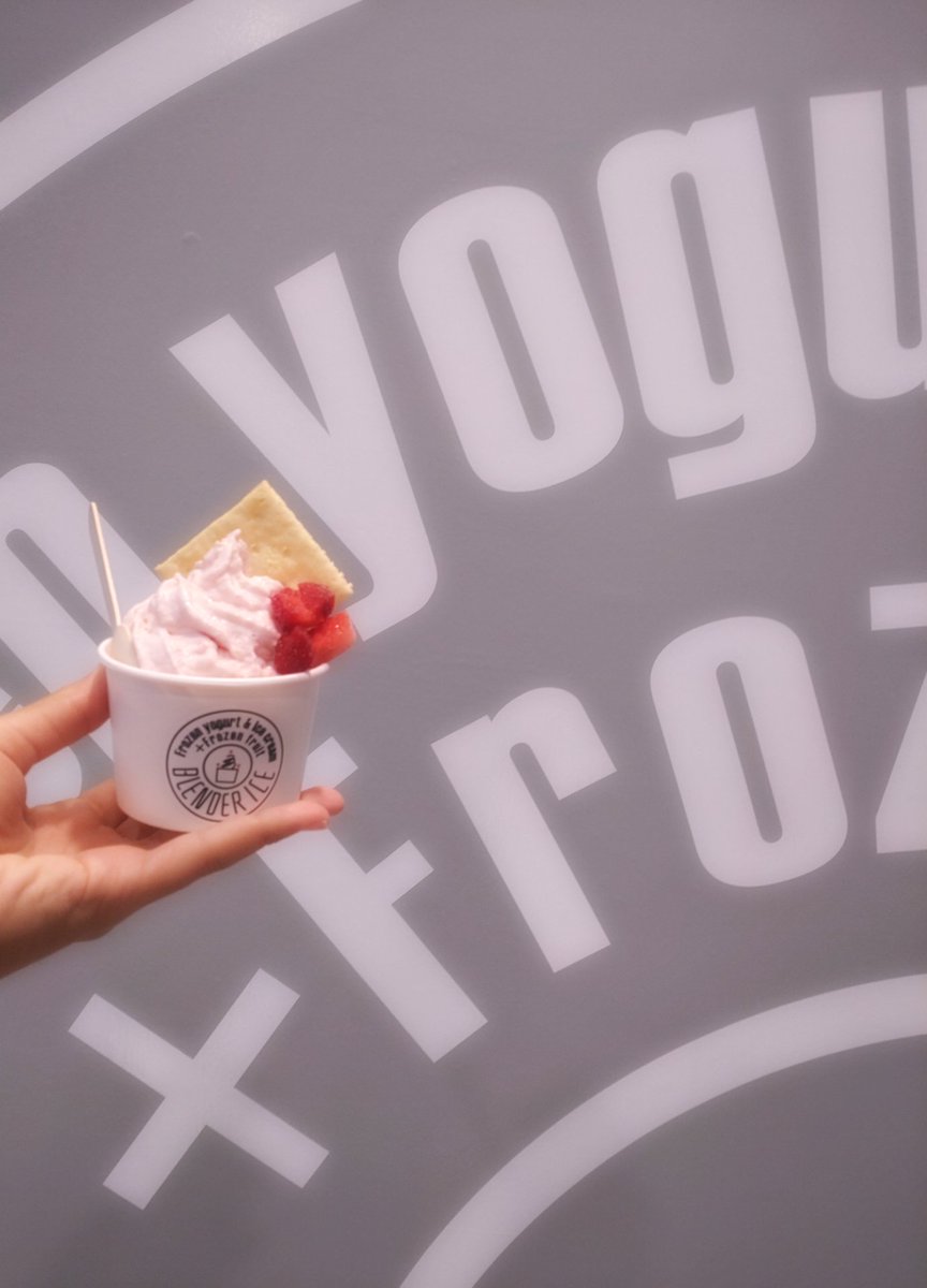 BLENDERICE_'s tweet photo. こんにちは！

本日のおすすめ、 ブレンダーアイスの ストロベリーNYチーズケーキになります〜！ 

クラッカーとアイス、最高の組み合わせとなっておりますので御来店された際には是非食べてみてはいかがでしょうか！ 

#ブレンダーアイス
#焼きたて屋
#BiVi沼津
#アイス https://t.co/IPpKxB4ZTl