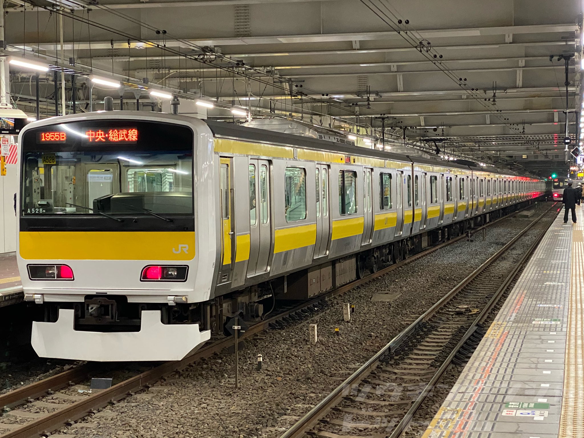 通勤電車ドットコム Ar Twitter 話題 Jb 黄色い電車は何線 秋葉原以東では 総武線 中央線快速のe233系の車内案内では 中央線 各駅停車 など 地域や場所によって表記が異なる Jb 中央 総武線各駅停車 中野駅などでは東西線との対義語で 便宜上 総武線