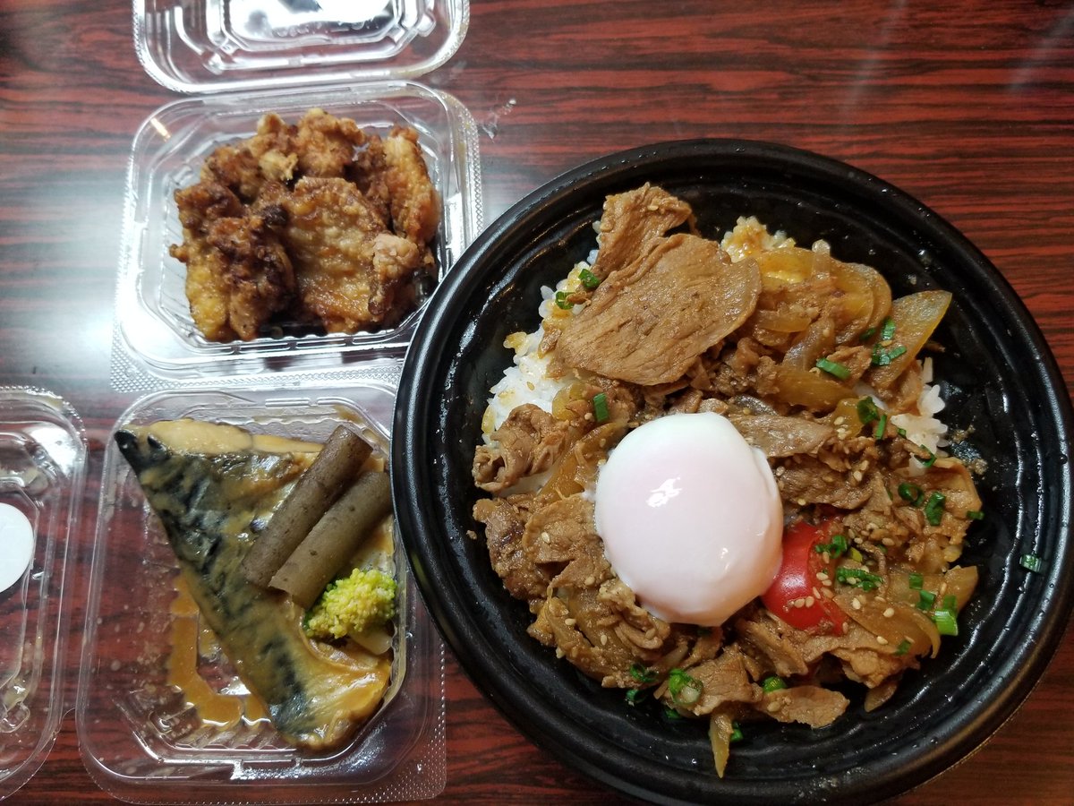 ChiinoidF's tweet photo. 格安弁当たち。
#松江
#弁当屋
#ビーツー #bTWO
#焼肉丼 #鯖の味噌煮 #唐揚げ https://t.co/OqSqvZhE5L