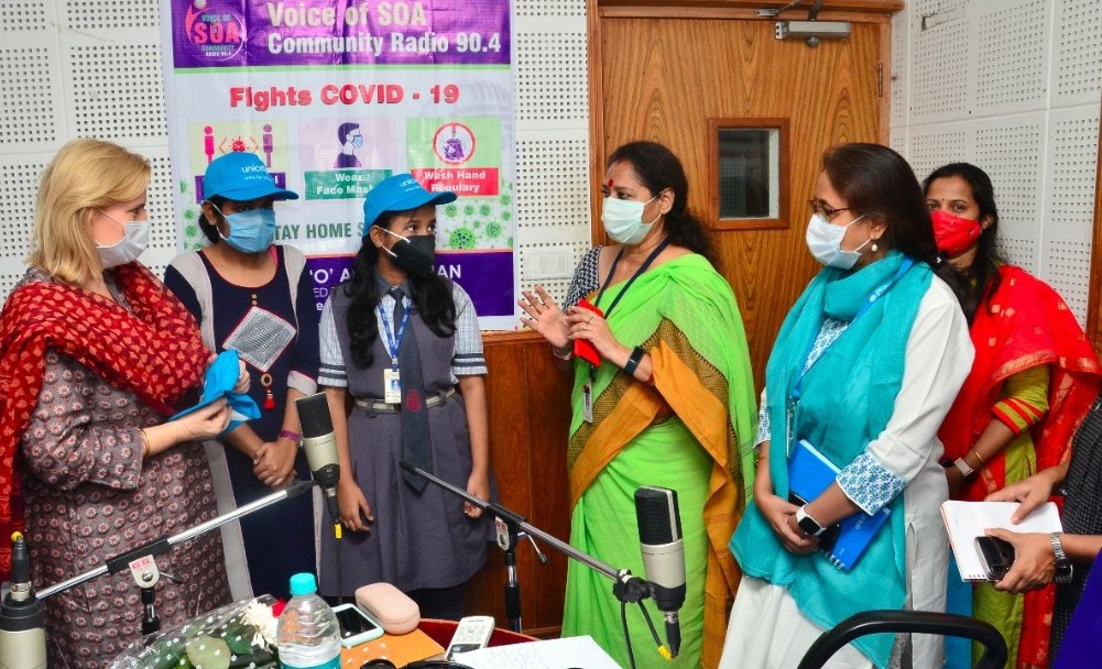 honeywriter's tweet photo. Celebrating World Children's Day 20th November @radio_soa with students and Ms Monika Nelson, Unicef. We care for the safety and good health of Children.#soacommunityradio #UNICEF #crao #radiobulbul #surabhi #radionamaskar https://t.co/6RznEwb283