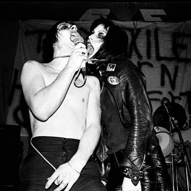Gaye Advert joins Dave Vanian of The Damned performs on stage at Roundhouse, London, England, on April 24th, 1977. Photo by Gus Stewart

#punk #punks #punkrock #oldschoolpunk #davevanian #gayeadvert #history #punkrockhistory