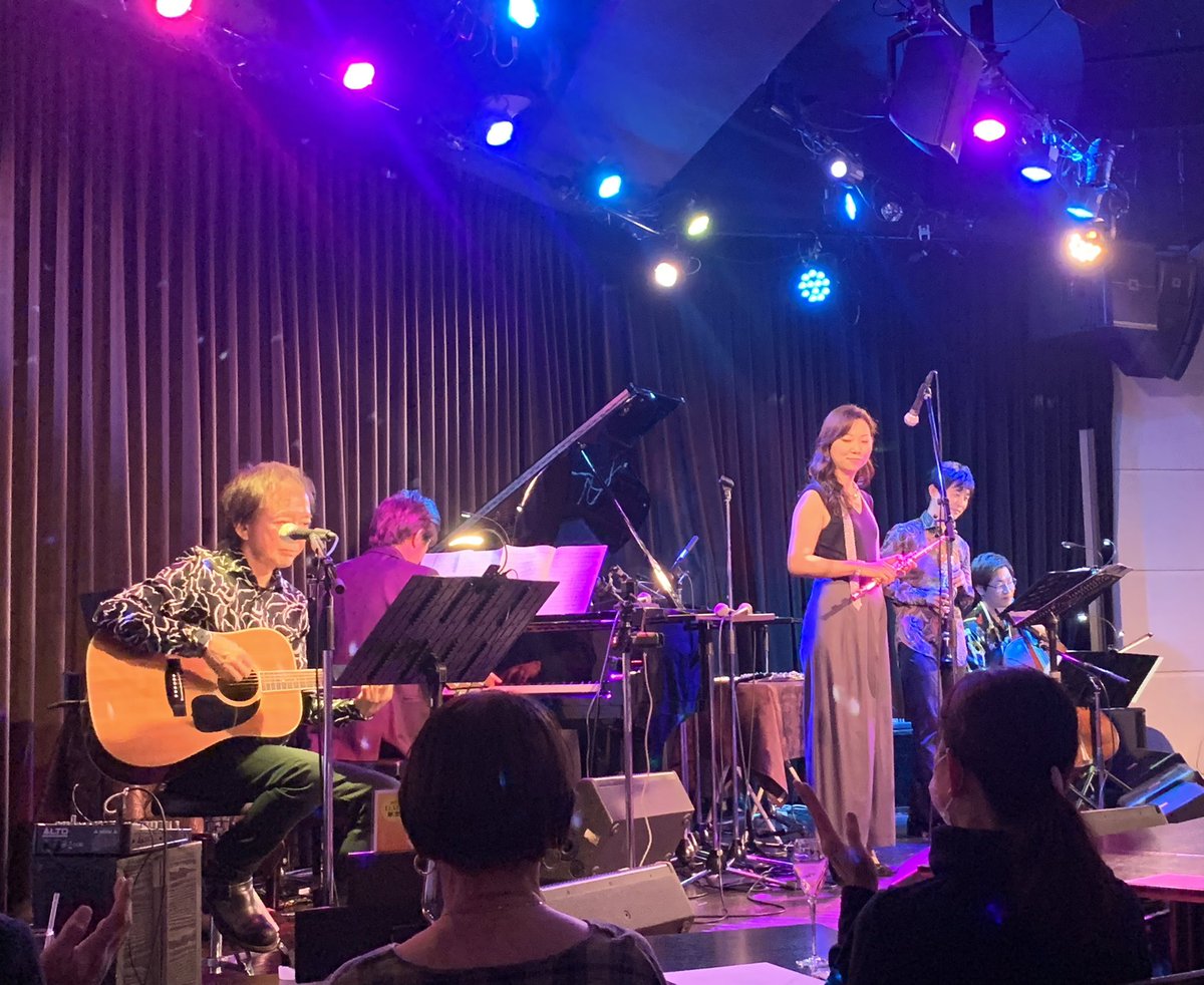 ranka77's tweet photo. 高橋真梨子さんのコンサートマスターを務め、楽曲制作でお世話になっている宮原慶太さんがメンバーの #Fevbre ライブ🎶ピアノ、ギター、フルート、クラリネット、チェロの美しい音色に癒されました✨以前、私の曲を2時間近く聴いてくださり有難い感想を頂いた事務所社長様ともご一緒させて頂けて感謝❣️ https://t.co/J3l0si1L7a