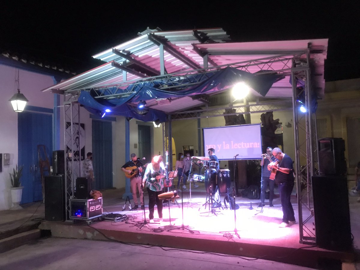FEUdelaUHo's tweet photo. Y así Culmina la XIII edición del Festival Universitario del Libro y la Lectura desde el Callejón de los Milagros Plaza de la Marqueta
 
#OrgulloUHo
#FEUdeCuba
#SomosFEU https://t.co/3sPNqjTUlg