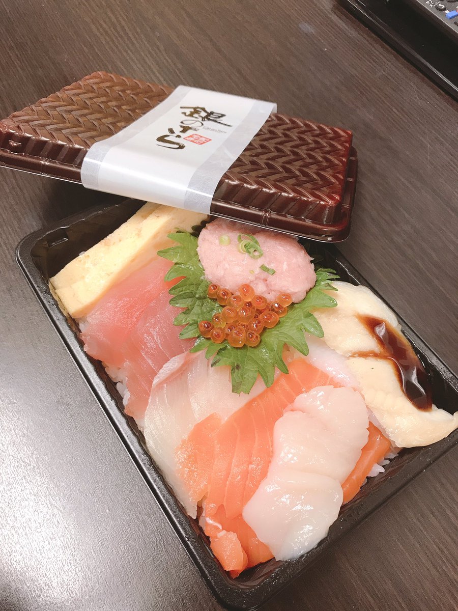 akipudding's tweet image. 特上ちらし♡♡♡ おいしーい♡♡♡