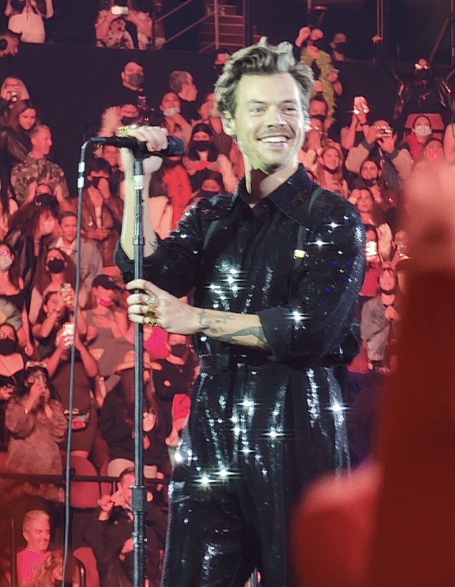 Harry on stage at The Forum N2
Via bethandbono