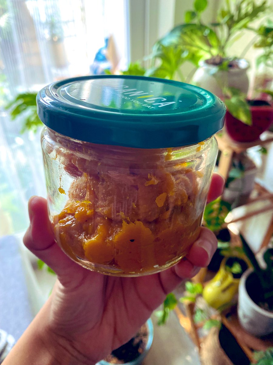 Slow-cooked mango pulp for 2 whole hours and turned it into this extremely delicious gluten-free jam. 
🥭💯