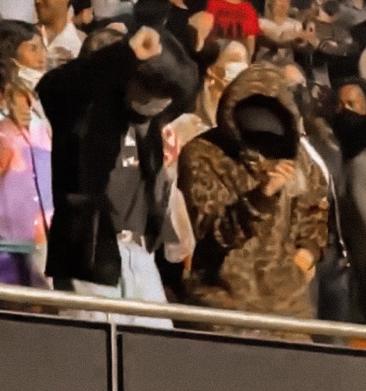 kkuktaes's tweet photo. taekook be looking to each other while  jamming 😭 https://t.co/0csikyuc6b