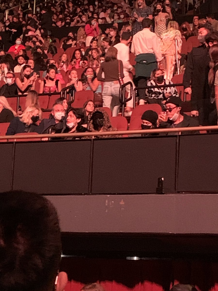 hsdaily's tweet photo. Lizzo, SZA and BTS are at Harry’s show at The Forum tonight! (via @gnightngoIden / @onlyangelval) https://t.co/9z1mf3y9cW